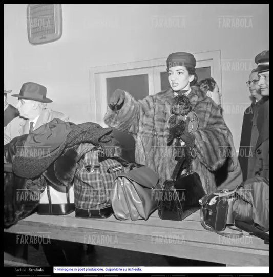 Maria Callas e Giovanni Battista Meneghini all'aeroporto di Malpensa, Milano, 1956 - Farabola Immagine digitale