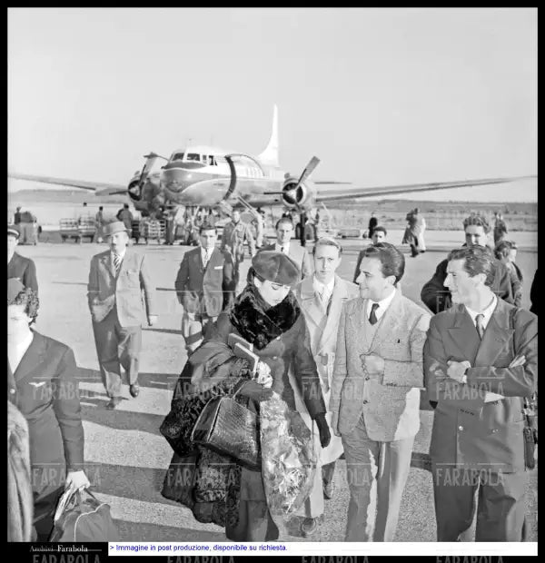 Maria Callas in arrivo all'aeroporto di Malpensa, Milano, 1955 - Farabola Immagine digitale