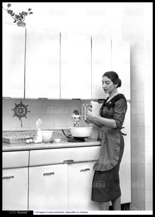 Maria Callas nella cucina della sua casa, 1956 - Farabola Immagine digitale