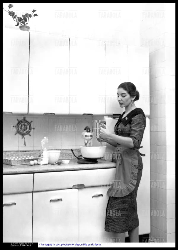 Maria Callas nella cucina della sua casa, 1956 - Farabola Immagine digitale