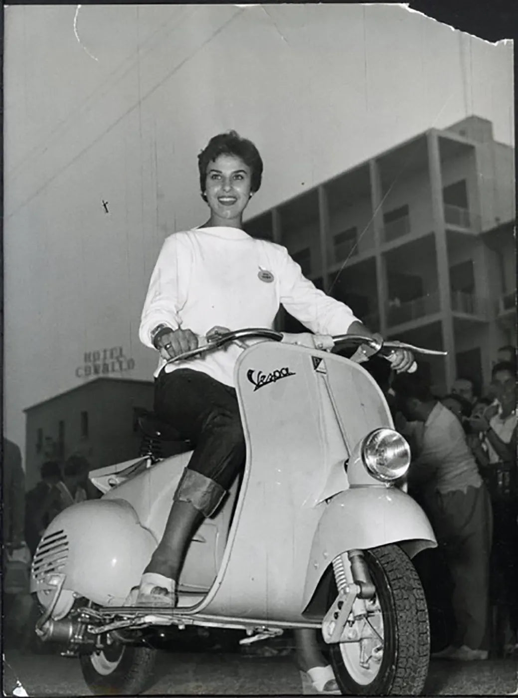 Maria Giovannini su una Vespa 1955 Ft 38091 - Stampa 24x18 cm - Farabola Stampa ai sali d'argento