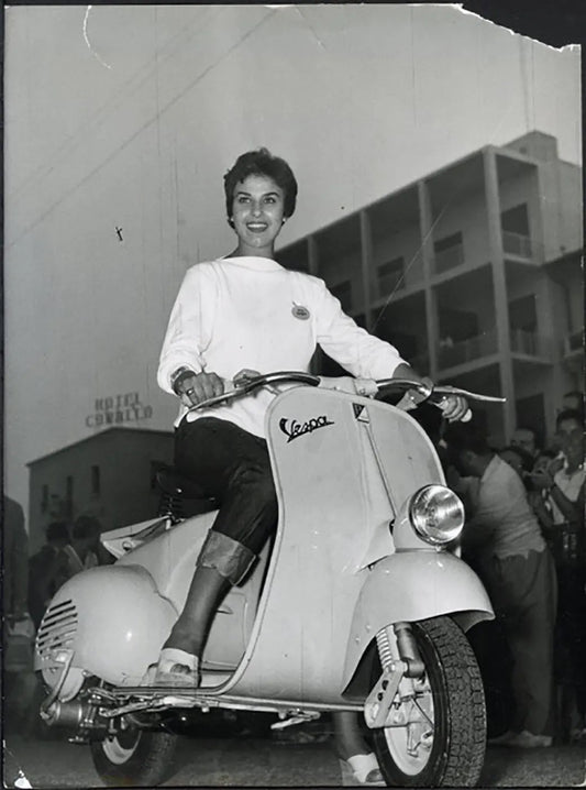 Maria Giovannini su una Vespa 1955 Ft 38091 - Stampa 24x18 cm - Farabola Stampa ai sali d'argento