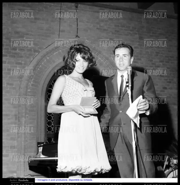 Maria Grazia Buccella ed Enzo Tortora, Premio Agro - dolce, Carimate, 1966 - Farabola Immagine digitale