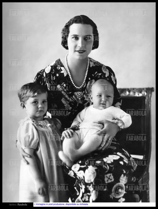 Maria José di Savoia con i figli Maria Pia e Vittorio Emanuele, 1937 - Farabola Immagine digitale