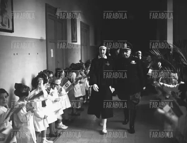 Maria José di Savoia e Giuseppe Mormino in visita a una scuola romana, Roma, 1940 - Farabola Immagine digitale