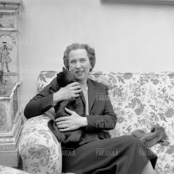 Maria José di Savoia nella sua casa in Svizzera, 1958 - Farabola Immagine digitale