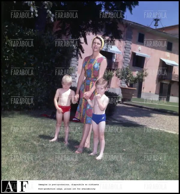 Maria Pia di Savoia con i figli, Firenze, 1963 - Farabola Immagine digitale