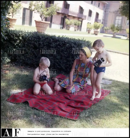 Maria Pia di Savoia con i figli, Firenze, 1963 - Farabola Immagine digitale