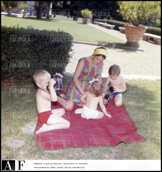 Maria Pia di Savoia con la nipote e i figli, Firenze, 1963 - Farabola Immagine digitale