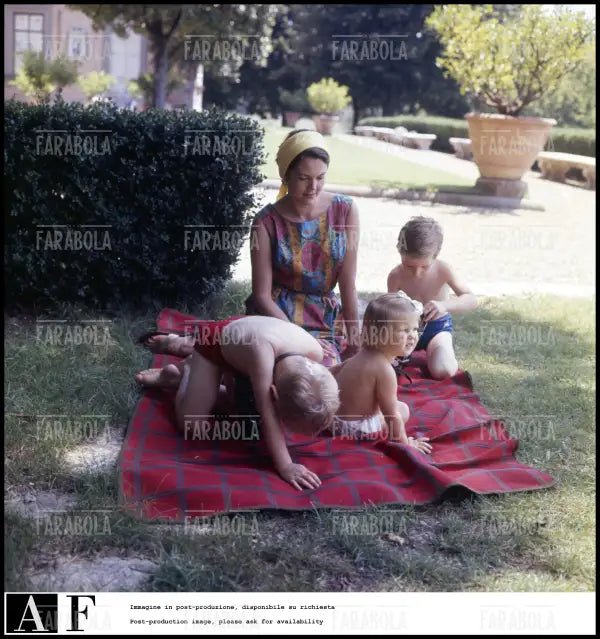 Maria Pia di Savoia con la nipote e i figli, Firenze, 1963 - Farabola Immagine digitale
