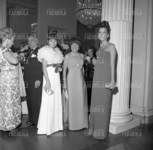 Maria Rosa Moratti con Erminia Cremonesi e Lina Sotis, Milano, 1965 - Farabola Immagine digitale