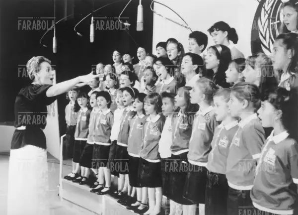 Mariele Ventra dirige il Piccolo Coro dell'Antoniano di Bologna, 1986 - Farabola Immagine digitale