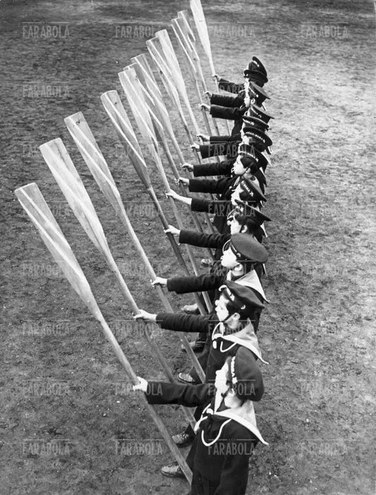 Marinaretti durante un'esercitazione con i remi, Roma, 1935 - Farabola Immagine digitale