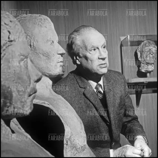 Marino Marini con le sue opere, Milano, 1972 - Farabola Immagine digitale