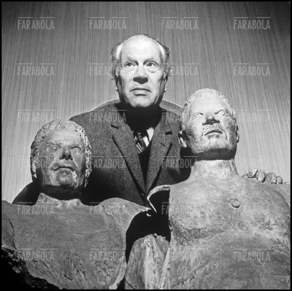 Marino Marini con le sue opere, Milano, 1972 - Farabola Immagine digitale