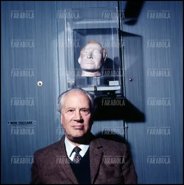 Marino Marini con una sua opera, Milano, 1972 - Farabola Immagine digitale