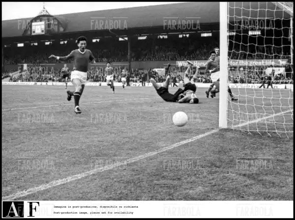 Marino Perani e Sandro Mazzola, Corea del Nord vs Italia, Mondiali di calcio in Inghilterra, 1966 - Farabola Immagine digitale
