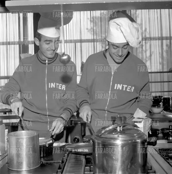 Mario Corso e Luisito Suarez in cucina nel ritiro della Pinetina, Appiano Gentile, 1966 - Farabola Immagine digitale