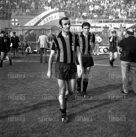 Mario Corso e Mario Giubertoni, Inter vs Verona, 1971 - Farabola Immagine digitale