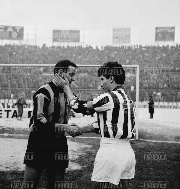 Mario Corso e Omar Sivori, Juventus vs Inter, 1963 - Farabola Immagine digitale