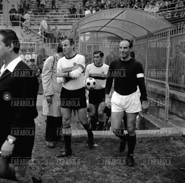 Mario Corso, Ezio Pascutti e Tacisio Burgnich, Inter vs Bologna, 1967 - Farabola Immagine digitale