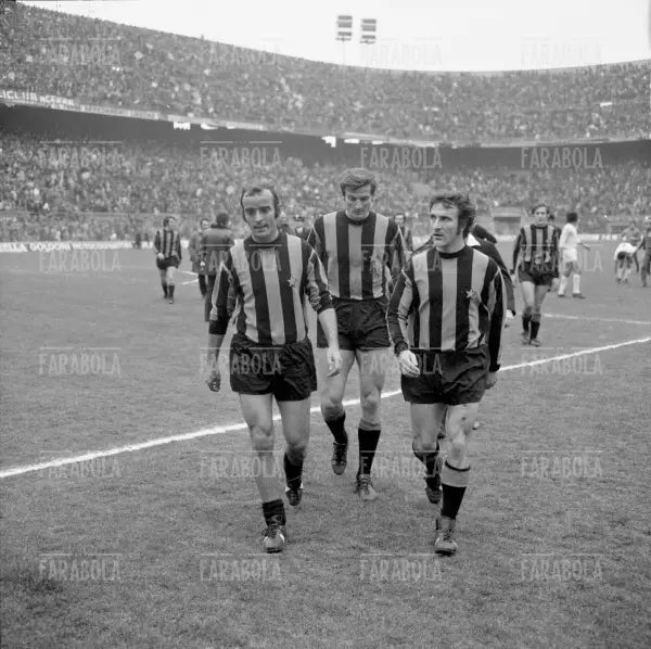 Mario Corso, Giancinto Facchetti e Gianfranco Bedin, Inter vs Napoli, 1971 - Farabola Immagine digitale