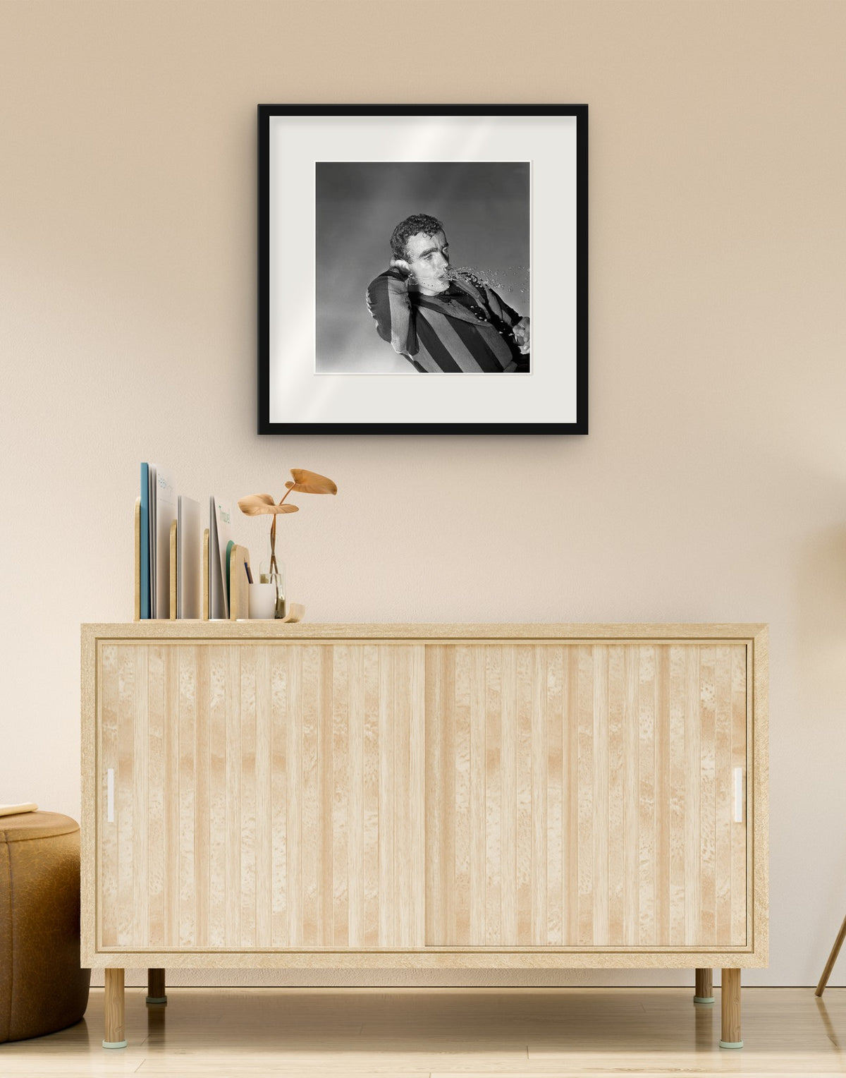 Stampa fine art di «Mario Corso, Inter 1961» con cornice nera e passepartout, appesa in un soggiorno sopra una credenza