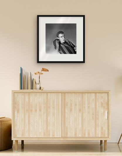 Stampa fine art di «Mario Corso, Inter 1961» con cornice nera e passepartout, appesa in un soggiorno sopra una credenza