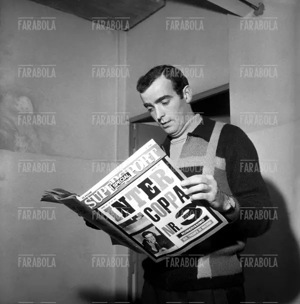 Mario Corso legge il giornale Supersport, Brescia, 1967 - Farabola Immagine digitale