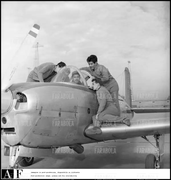 Mario David e Omar Sivori alla scuola aeronautica cilena, Mondiali di calcio in Cile, 1962 - Farabola Immagine digitale