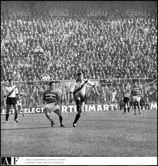 Mario Frustalupi e Giacinto Facchetti, Inter vs Sampdoria, 1963 - Farabola Immagine digitale