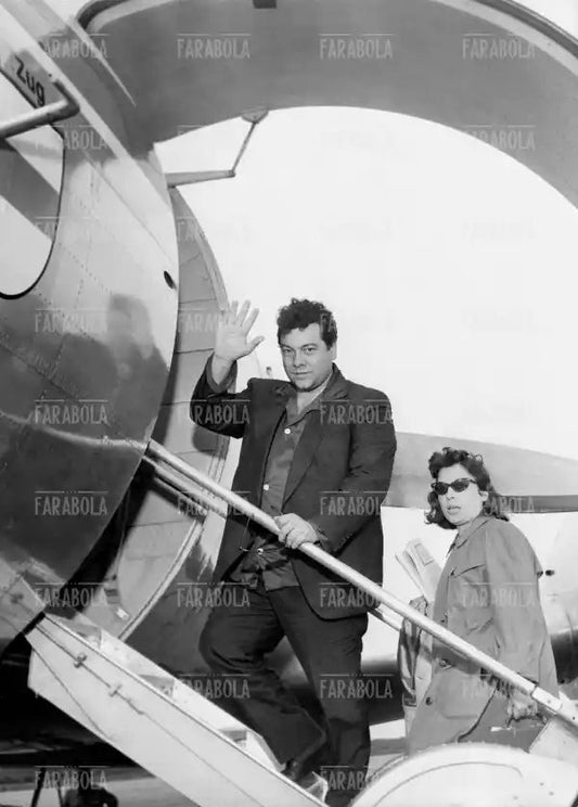 Mario Lanza con la moglie a Malpensa, Milano, 1958 - Farabola Immagine digitale