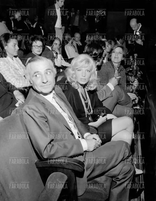 Mario Monicelli e Monica Vitti all'anteprima de La ragazza con la pistola, Milano, 1968 - Farabola Immagine digitale