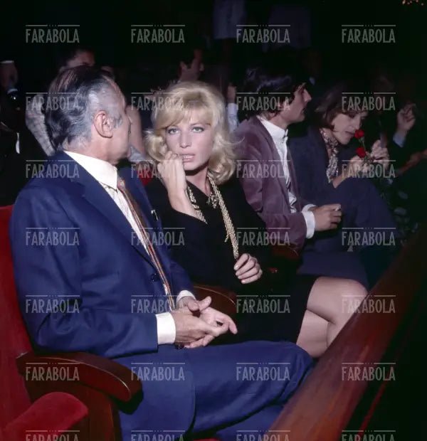Mario Monicelli e Monica Vitti all'anteprima del film La ragazza con la pistola, Milano, 1968 - Farabola Immagine digitale