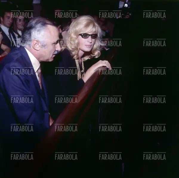 Mario Monicelli e Monica Vitti all'anteprima del film La ragazza con la pistola, Milano, 1968 - Farabola Immagine digitale