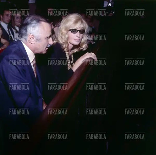 Mario Monicelli e Monica Vitti all'anteprima del film La ragazza con la pistola, Milano, 1968 - Farabola Immagine digitale