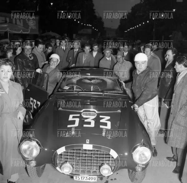 Mario Piazza e Bianca Maria Piazza su Ferrari 250 MM Pininfarina, Mille Miglia, 1954 - Farabola Immagine digitale