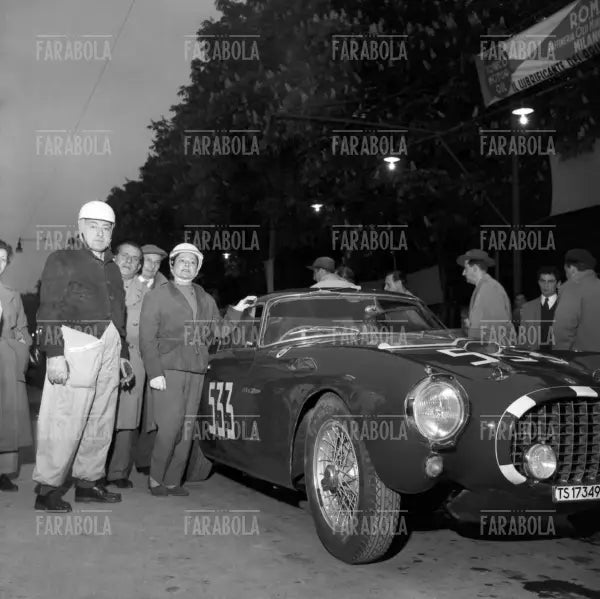Mario Piazza e Bianca Maria Piazza su Ferrari 250 MM Pininfarina, Mille Miglia, 1954 - Farabola Immagine digitale