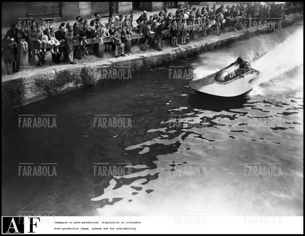 Mario Verga durante una competizione di motonautica sul Naviglio Grande, Milano, 1950 - Farabola Immagine digitale