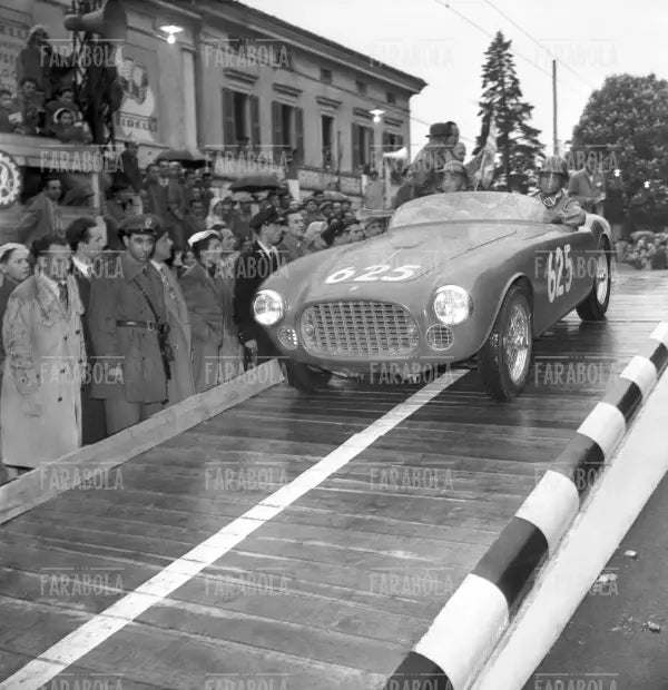 Marzotto su Ferrari 225 S, Mille Miglia, 1952 - Farabola Immagine digitale