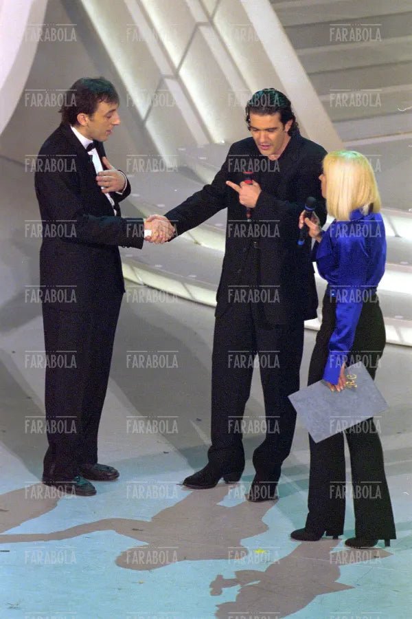 Massimo Ceccherini, Antonio Banderas e Raffaella Carrà, Festival di Sanremo, 2001 - Farabola Immagine digitale