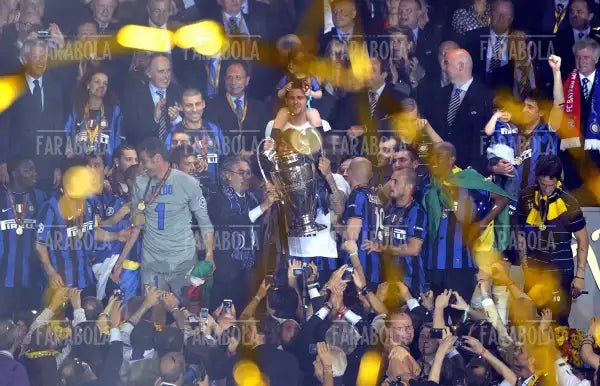 Massimo Moratti con la Coppa dei Campioni, Madrid, 2010 - Farabola Immagine digitale
