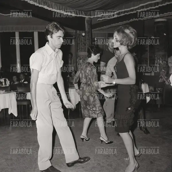 Massimo Moratti con un'amica in locale della Versilia, 1963 - Farabola Immagine digitale