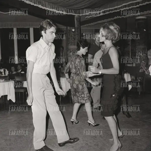 Massimo Moratti con un'amica in locale della Versilia, 1963 - Farabola Immagine digitale