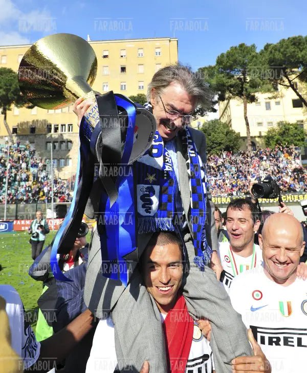Massimo Moratti portato in trionfo da Ramiro Cordoba dopo la vittoria dello scudetto, Siena, 2010 - Farabola Immagine digitale