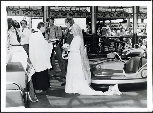 Matrimonio sulla pista degli autoscontri 1976 Ft 38125 - Stampa 20x15 cm - Farabola Stampa ai sali d'argento