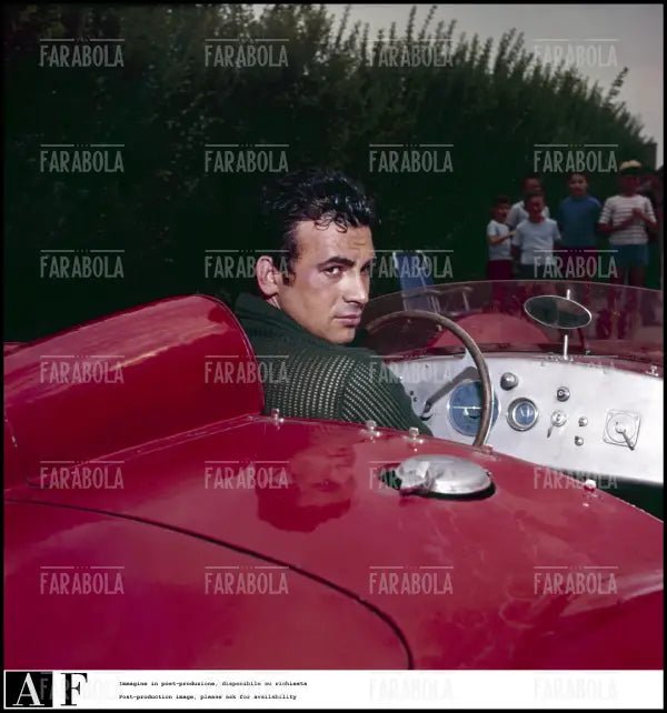 Maurizio Arena su una Maserati, Modena, 1960 - Farabola Immagine digitale