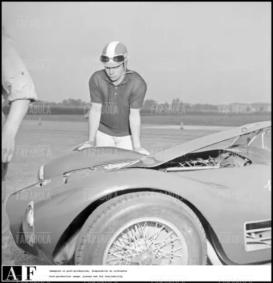 Maurizio Arena su una Maserati, Modena, 1960 - Farabola Immagine digitale