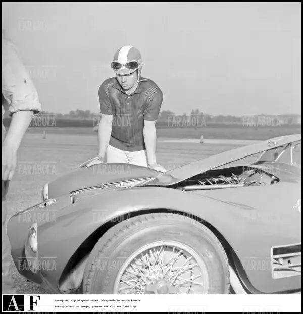 Maurizio Arena su una Maserati, Modena, 1960 - Farabola Immagine digitale