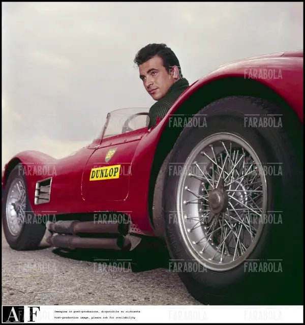 Maurizio Arena su una Maserati, Modena, 1960 - Farabola Immagine digitale